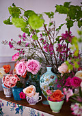 Vintage Blooms - sortiertes Porzellan gefüllt mit frischen Blumen