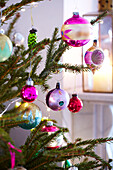 Weihnachtsbaum-Detail mit Christbaumkugeln