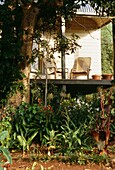 Außenbereich und Garten eines Bungalows im Kolonialstil mit Veranda