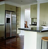 Zeitgenössische Küche mit großem Kühlschrank und Frühstücksbar