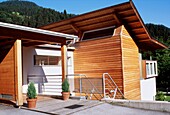 Außenansicht eines modernen Öko-Hauses in den Bergen