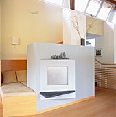 Moderner offener Wohnbereich in einem alpinen Ökohaus