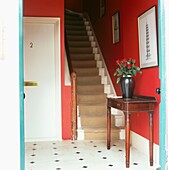 Rot gestrichene Eingangshalle des Stadthauses mit Treppenhaus