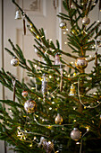Weihnachtsbaum mit Lichtern und Kugeln geschmückt
