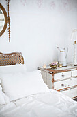 Schlafzimmer im skandinavischen Stil mit abgenutzter Lackierung und altem Bett und Kommode