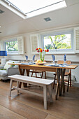 Schreibtisch aus Eichenholz als Esstisch mit Bank und Stühlen auf einem Hausboot