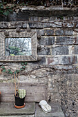 Spiegel mit Korbrahmen an Vintage Ziegelmauer