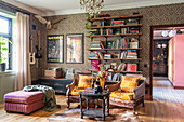 Wohnzimmer mit Leopardenmuster-Tapete und Vintage-Möbeln