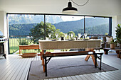 Gedeckter Tisch mit Bergblick und Pendelleuchte