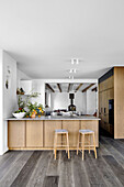 Open kitchen, limestone countertops and bar stools