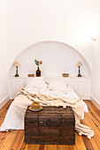 Bedroom with vaulted ceiling, chest at the foot of the bed