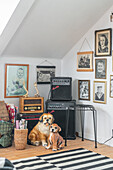 Diverse Flohmarktartikel, Hundefiguren aus Porzellan und schwarz-weiße Fotosammlung in Zimmerecke