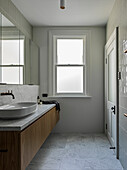 Washbasin with countertop in an ensuite bathroom