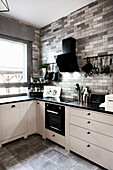 Küchenzeile mit weißer Front und Metrofliesen