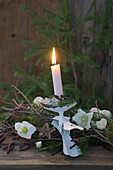 Kerzenhalter an einer Girlande aus Erlen- und Birkenzweigen, Fichte und Christrosen