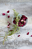 Rosemary-rose peeling with coarse salt