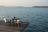Gedeckter Tisch für zwei auf Terrasse über dem Meer,  Kambodscha