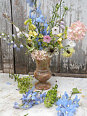 Blumenstrauß mit großblütigem Fingerhut (Digitalis grandiflora) und Rittersporn (Delphinium) in Vase