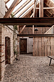 Historisches Bauernhof mit Dachstuhl aus Holz