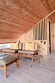 Sitzbereich im Dachgeschoss mit Holzverkleidung