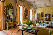 Goldener Salon mit viktorianischem Kronleuchter in einem Landhaus aus dem 17. Jh.