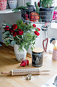Weihnachtlicher Blumenstrauß aus roten Rosen, Kiefernzweig und Eukalyptus