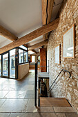 Eingangshalle mit Natursteinwand in einem Landhaus
