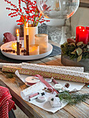 Bastelutensilien und Weihnachtsdekoration auf Holztisch