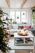 Polstersofa mit Kissen und Couchtisch in weihnachtlichem Wohnzimmer