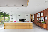 Offene Küche mit Backsteinwand im modernen Architektenhaus