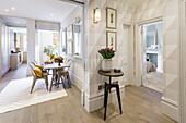 Modern classic: dining room in the hallway in white and light grey