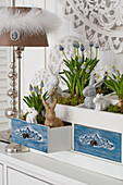 Easter decoration with grape hyacinths (Muscari) and rabbit figures