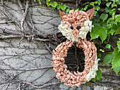 DIY door wreath with fox motif made from wood shavings