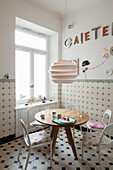 Frühstückstisch mit minimalistischen Stühlen in gefliester Küche