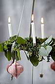 Hanging Advent wreath made of leaves, decorated with a honeycomb ball