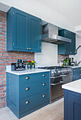 Blaue Küchenschränke im Shaker-Stil