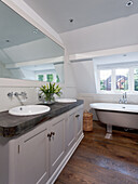 Double washbasin and free-standing bathtub in the bathroom