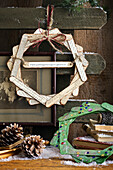 Weihnachtliche Dekoration aus Holzstäbchen, Buchseiten und Glitzersteinen