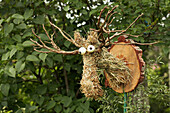 DIY-Elchtrophäe aus Stroh als Gartendeko