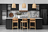 Kitchen with black cupboard fronts and marble elements