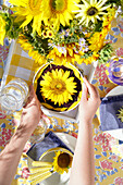 Sonnenblumenkuchen und Sonnenblumenstrauß auf Tisch im Freien