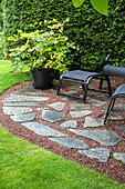 Patio area with natural slate and fine gravel
