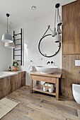 Weißes Badezimmer mit Holzelementen