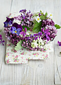 Lilac wreath with pansies