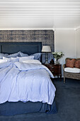 Doppelbett und Bettwäsche in Blautönen