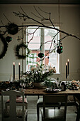 Weihnachtsdekoration und gedeckter Tisch