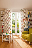 DIY privacy screen with floral pattern for French windows