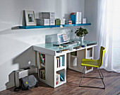 DIY-Schreibtisch mit Regalfächern und Glasplatte