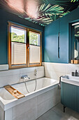 Badezimmer in Blau und Weiß, Decke mit Pflanzenmotiv