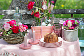 Gartentisch mit Frühlingsblumen und Gugelhupf